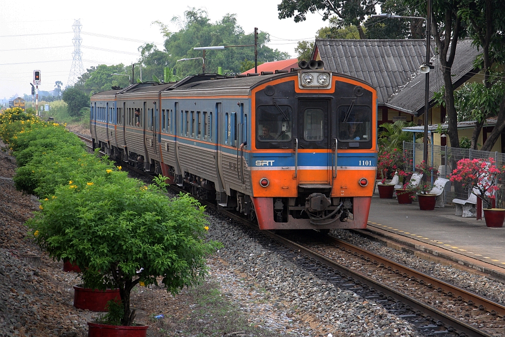 THN 1101 am 10.Dezember 2023 als erstes Fahrzeug des Sp.Commuter 1116 (Nakhon Pathom - Thon Buri) in der Sala Thammasop Station.