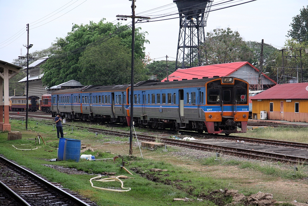 THN 1111, NKF 1246 und 1220 warten am Morgen des 24.Februar 2026 im Depot Chiang Mai auf ihren Einsatz als LOC 408 nach Nakhon Sawan.