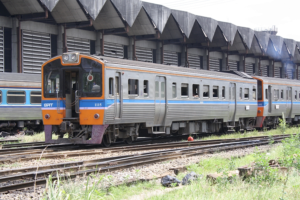 THN 1115 als letztes Fahrzeug des ORD 209 nach Ban Takhlie am 28.Mai 2013 bei der Ausfahrt aus dem bangkoker Bahnhof Hua Lamphong.