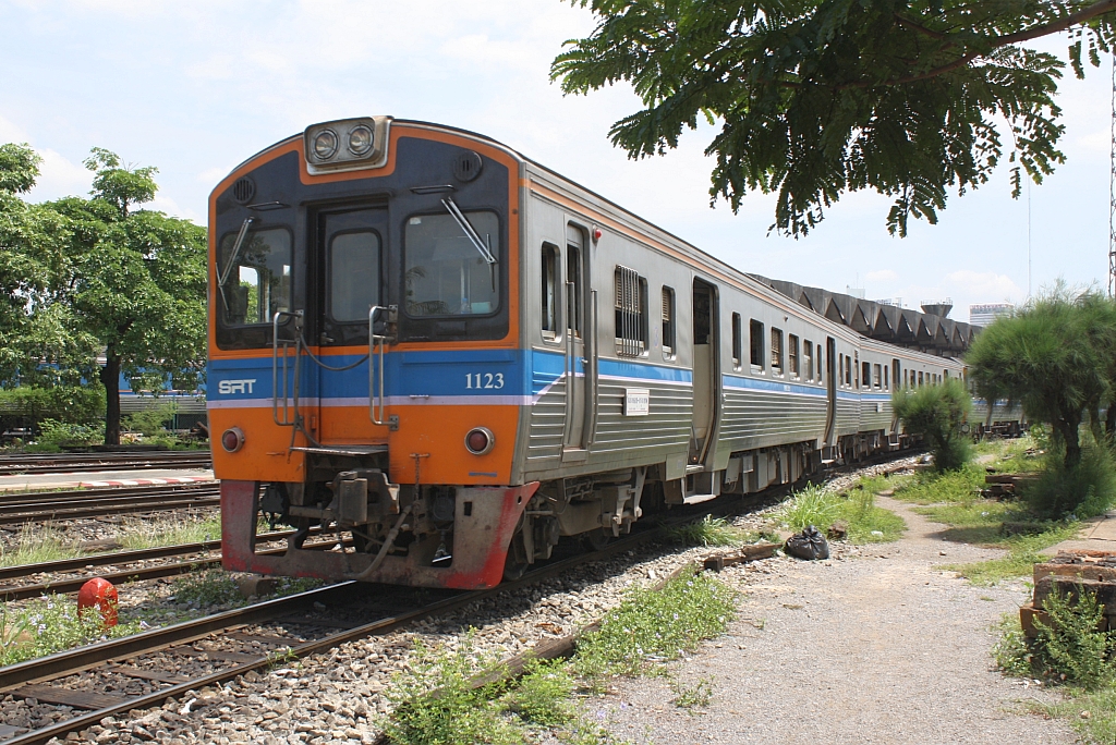 THN 1123 (1A' 2', dh, Hitachi, Bj.1983) am 28.Mai 2013 im Bf. Hua Lamphong. 


