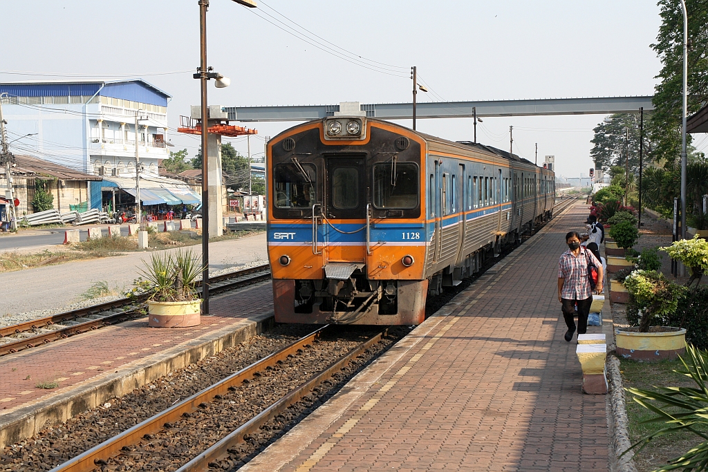 THN 1128 als erstes Fahrzeug des ORD 209 von Hua Lamphong fährt am 29.März 2023 in die Ban Takhli Station ein.