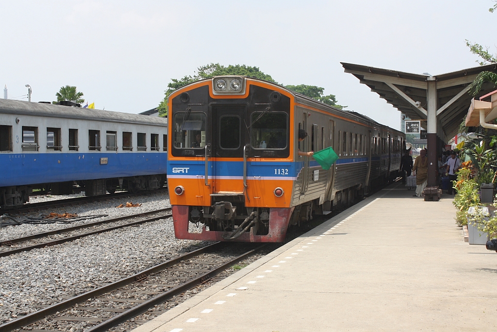 THN 1132 als erstes Fahrzeug des ORD 919/4 nach Salaya am 31.Mai 2013 im Bf. Thon Buri.