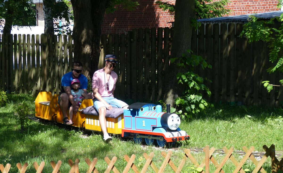 Thomas mit Lokfhrer & Fahrgsten, am 09.06.2017 im Park Miniatur i Kolejek in Dziwnw.