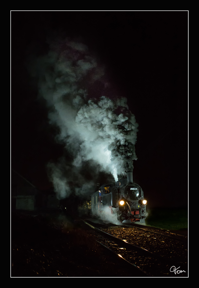 Through the dark night I - Die ÖGEG Dampflok 498.04 fährt mit einem Holzzug aus der Haltestelle Sommerhubermühle. Herzlichen Dank an die Mitarbeiter der Steyrtalbahn!!!
04.01.2018