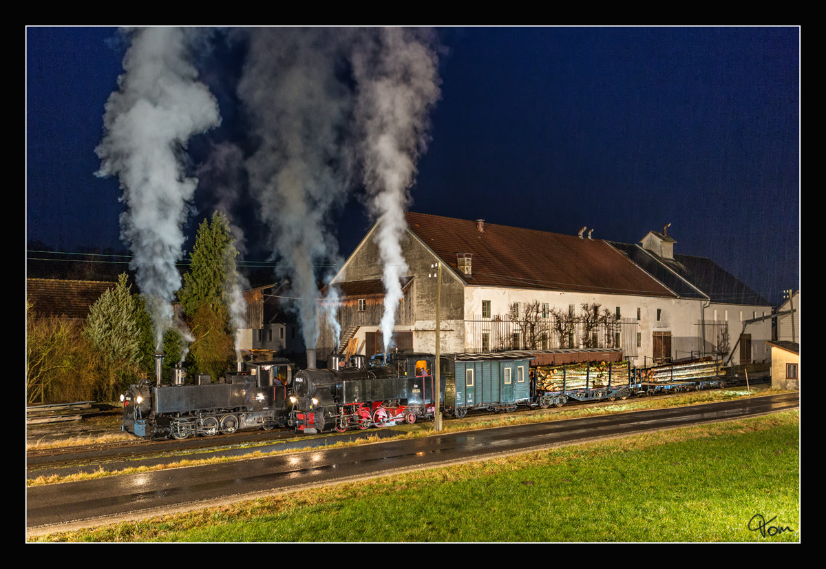 Through the dark night II - Auf der Steyrtalbahn fuhren die beiden Dampfloks 498.04 und 298.102, hier zu sehen bei einem Halt in der Haltestelle Sommerhubermühle. 
04.01.2018