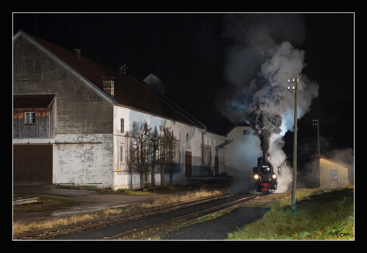 Through the dark night IX - mit einer beeindruckenden Rauchfahne fährt die ÖGEG Dampflok 498.04 aus der Haltestelle Sommerhubermühle. 04.01.2018