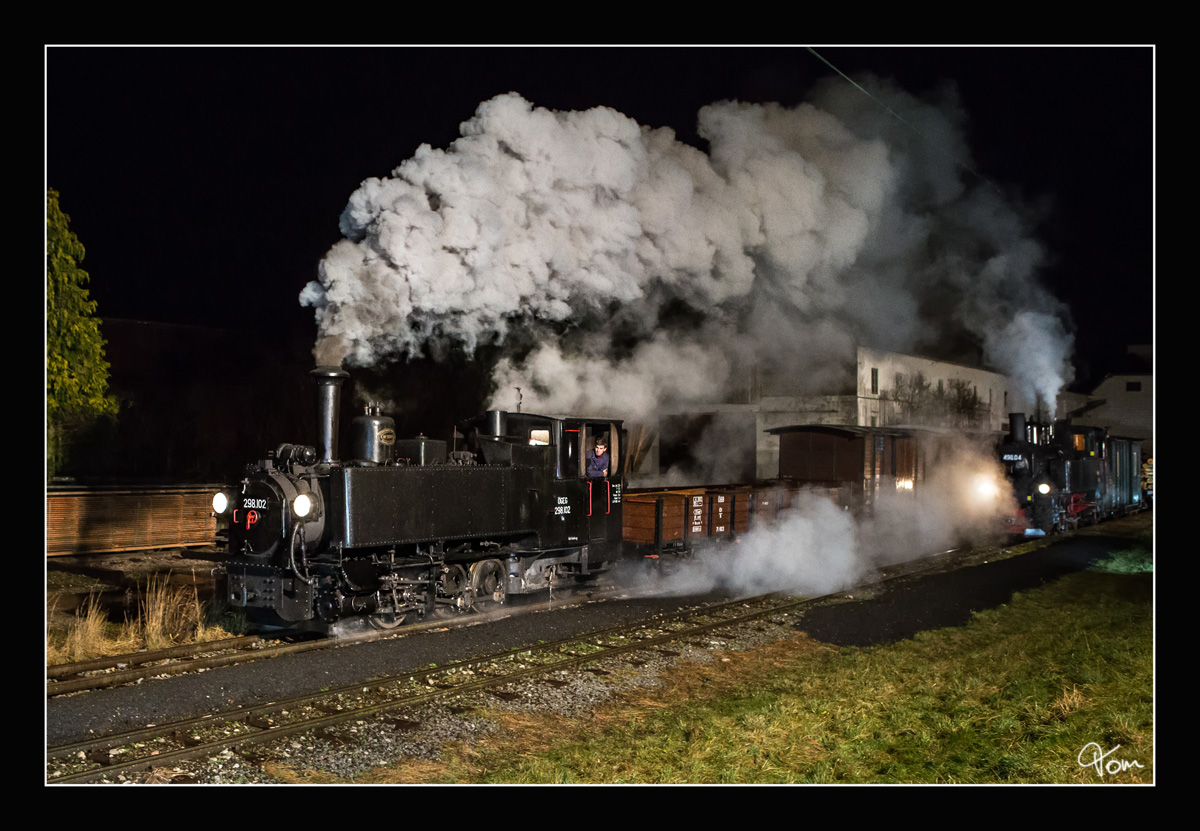 Through the dark night VII - mit einer beeindruckenden Rauchfahne fährt die ÖGEG Dampflok 298.102 aus der Haltestelle Sommerhubermühle. 
04.01.2018