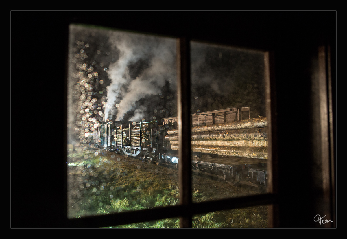 Through the dark night XI- Nachschuss auf die ÖGEG Dampflok 498.04, aufgenommen durch das Fenster des Wartehäuschens der Haltestelle Sommerhubermühle. 04.01.2018