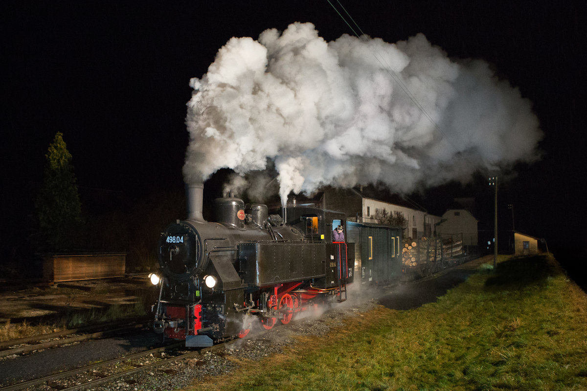 Through the dark night XII - Dampflok 498.04 bei der Ausfahrt aus der Haltestelle Sommerhubermühle. 04.01.2018