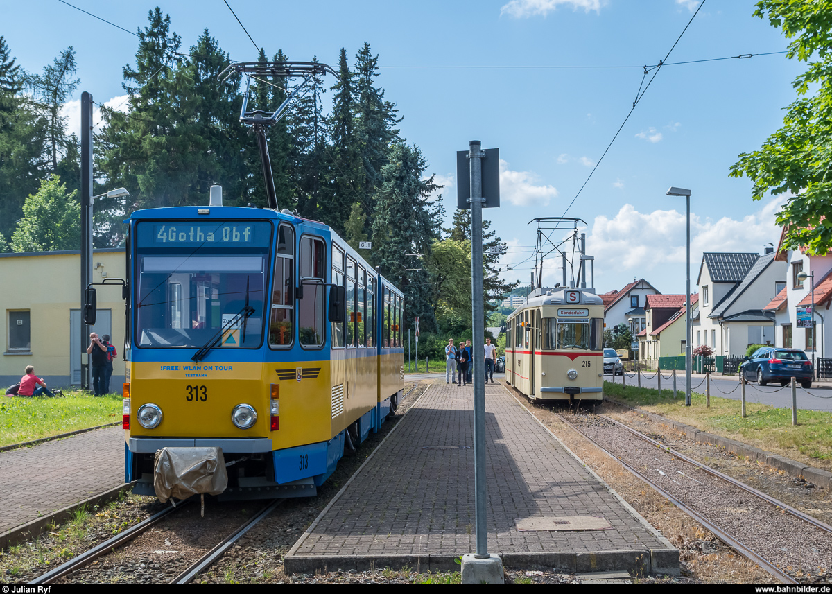 Thüringerwaldbahn und Strassenbahn Gotha: In der Endstation der Thüringerwaldbahn in Tabarz stehen am 4. Juni 2017 der KT4D 313 (erstes Gothaer Tram mit WLAN an Bord) als Regelzug nach Gotha Ostbahnhof und der Gotha-Gelenkwagen 215 auf Pfingstsonntags-Sonderfahrt.