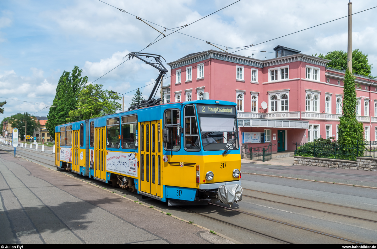 Thüringerwaldbahn und Strassenbahn Gotha: KT4D 317 befindet sich am 4. Juni 2017 bei der Orangerie auf dem Weg in Richtung Hauptbahnhof. 