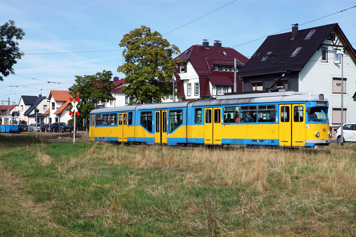 Thüringerwaldbahn.
Impressionen vom 20.9.2019 von Tabarz.
Bei der Thüringerwaldbahn handelt es sich um eine Überlandstrassenbahn.  Seit dem 12. Dezember 2010 gehört sie zur Strassenbahn Gotha GmbH. 
Auf der Strecke Gotha – (Waltershausen Gleisdreieck – Waltershausen Bahnhof) – Bad Tabarz stehen noch mehrheitlich Tatrabahnen im Einsatz, was sich durch die Inbetriebnahme der ehemaligen BLT Be 4/8 bald bald ändern wird.
Am 20. September 2019 wurde einzig im Bundesland Thüringen erstmals der Kindertag gefeiert. Dabei waren Schulen, Geschäfte und Betriebe geschlossen, damit die Eltern mit ihren Kindern einen gemeinsamen Tag verbringen konnten. Ein grosses Kinderfest fand bei der Endhaltestelle Tabarz statt,  was zu überfüllten Züge der Thüringerwaldbahn führte. Nebst den vielen Beschäftigungen für die Kinder konnten ihre Väter am Wettkampf im „STRASSENBAHNSTOSSEN“ teilnehmen. Geschoben wurde der kleine blaue Triebwagen 39.
Fotostandort neben der Wagenhalle bewilligt.
Foto: Walter Ruetsch  