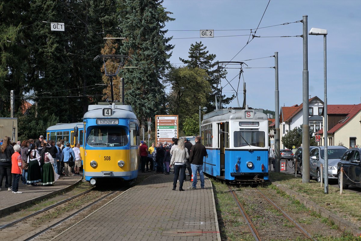 Thüringerwaldbahn.
Impressionen vom 20.9.2019 von Tabarz.
Bei der Thüringerwaldbahn handelt es sich um eine Überlandstrassenbahn.  Seit dem 12. Dezember 2010 gehört sie zur Strassenbahn Gotha GmbH. 
Auf der Strecke Gotha – (Waltershausen Gleisdreieck – Waltershausen Bahnhof) – Bad Tabarz stehen noch mehrheitlich Tatrabahnen im Einsatz, was sich durch die Inbetriebnahme der ehemaligen BLT Be 4/8 bald bald ändern wird.
Am 20. September 2019 wurde einzig im Bundesland Thüringen erstmals der Kindertag gefeiert. Dabei waren Schulen, Geschäfte und Betriebe geschlossen, damit die Eltern mit ihren Kindern einen gemeinsamen Tag verbringen konnten. Ein grosses Kinderfest fand bei der Endhaltestelle Tabarz statt,  was zu überfüllten Züge der Thüringerwaldbahn führte. Nebst den vielen Beschäftigungen für die Kinder konnten ihre Väter am Wettkampf im „STRASSENBAHNSTOSSEN“ teilnehmen. Geschoben wurde der kleine blaue Triebwagen 39.
Foto: Walter Ruetsch  