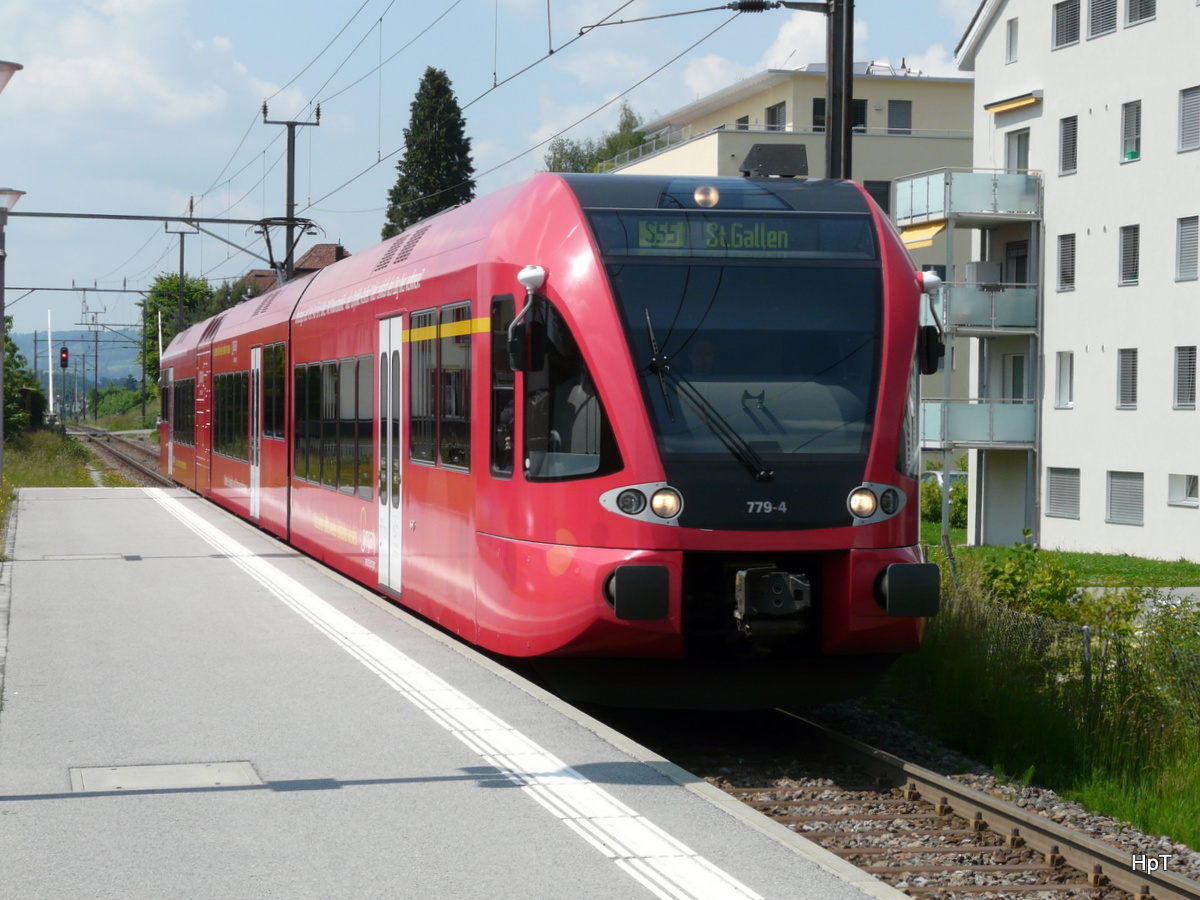 Thurbo / SBB - Triebzug RABe 526 779-4 bei der einfahrt in der Haltestelle Kradolf am 27.05.2015