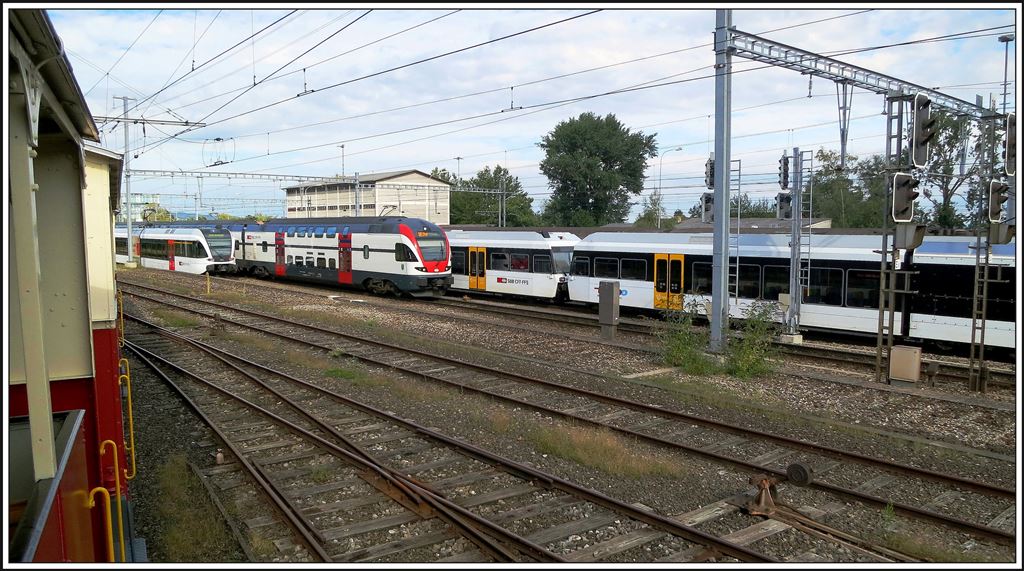 Thurbo GTW und RE mit 511 022 nach Chur in Rorschach Bergstation. Früher befand sich am Anfang der Zahnstangenstrecke und bei den Abstellhallen für die RHB eine Haltestelle. Jetzt ist sie ein Stück weiter oben und heisst Seebleiche. Obwohl im Tal, wird die Dienststation Bergstation genannt. (18.08.2014)