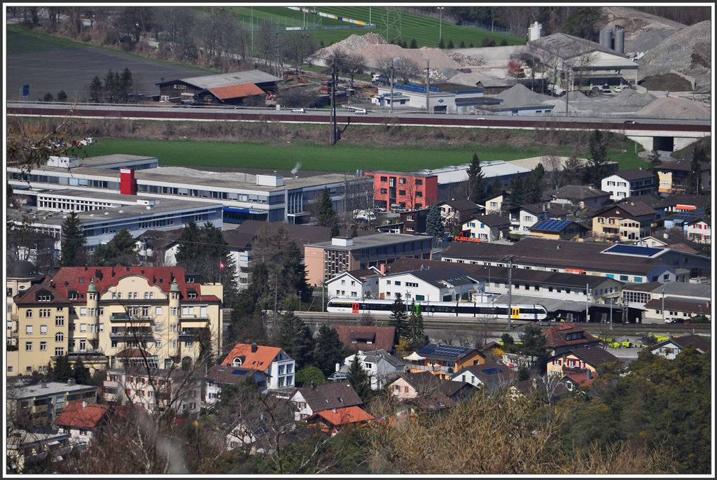 Thurbo GTW S12 24249 von Sargans nach Chur verlässt Bad Ragaz. (07.04.2015) Alle Bilder aufgenommen von der Ruine Wartenstein in Pfäfers.