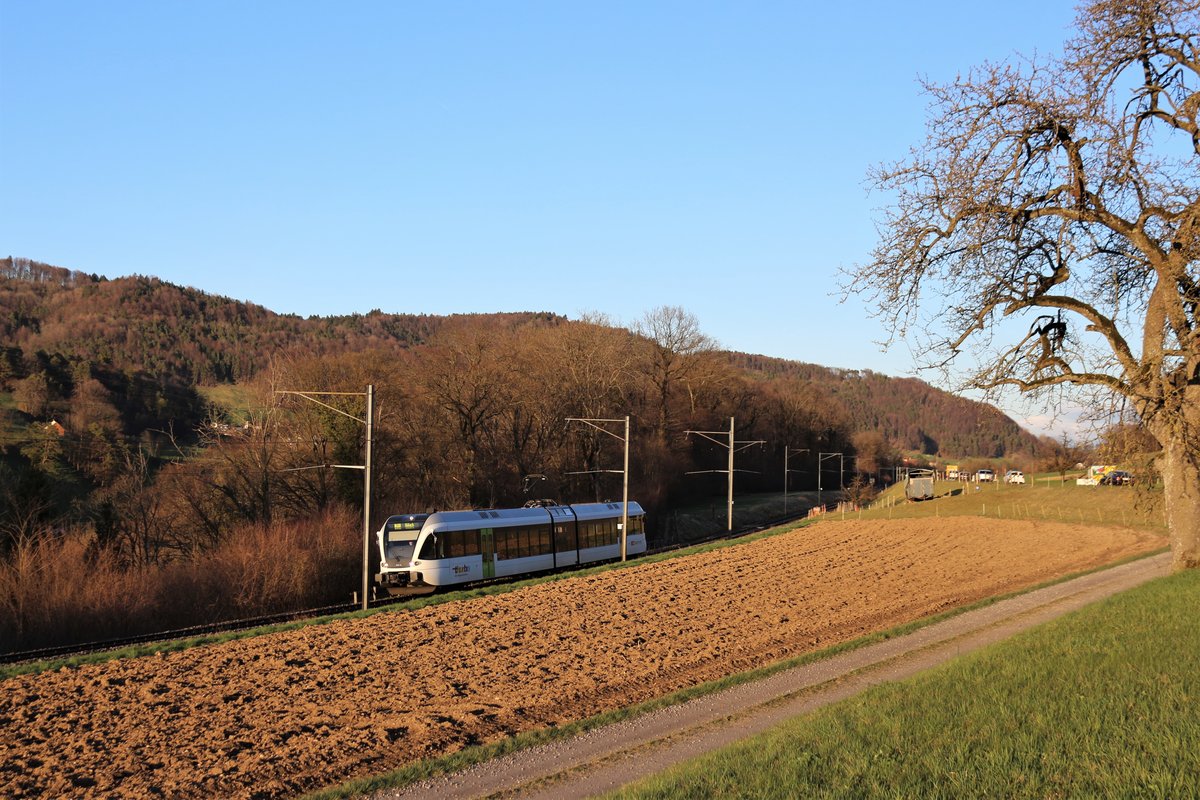 Thurbo RABe 526 741-4 unterwegs als S41 Winterthur - Blach zwischen Embrach-Rorbas und Pfungen.

Mittwoch, 5. April 2018