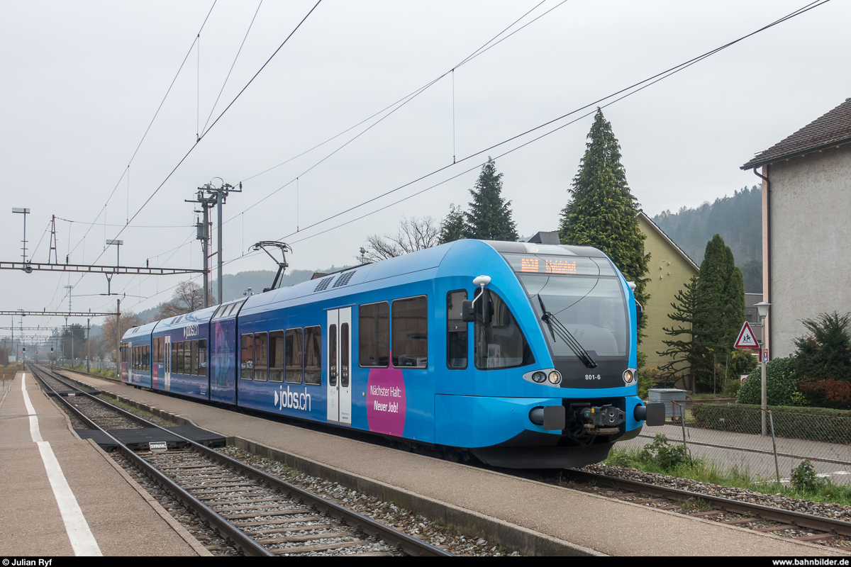 Thurbo RABe 526 801 mit Werbung für jobs.ch am 17. November 2017 auf der S41 Winterthur - Waldshut im Bahnhof Pfungen.