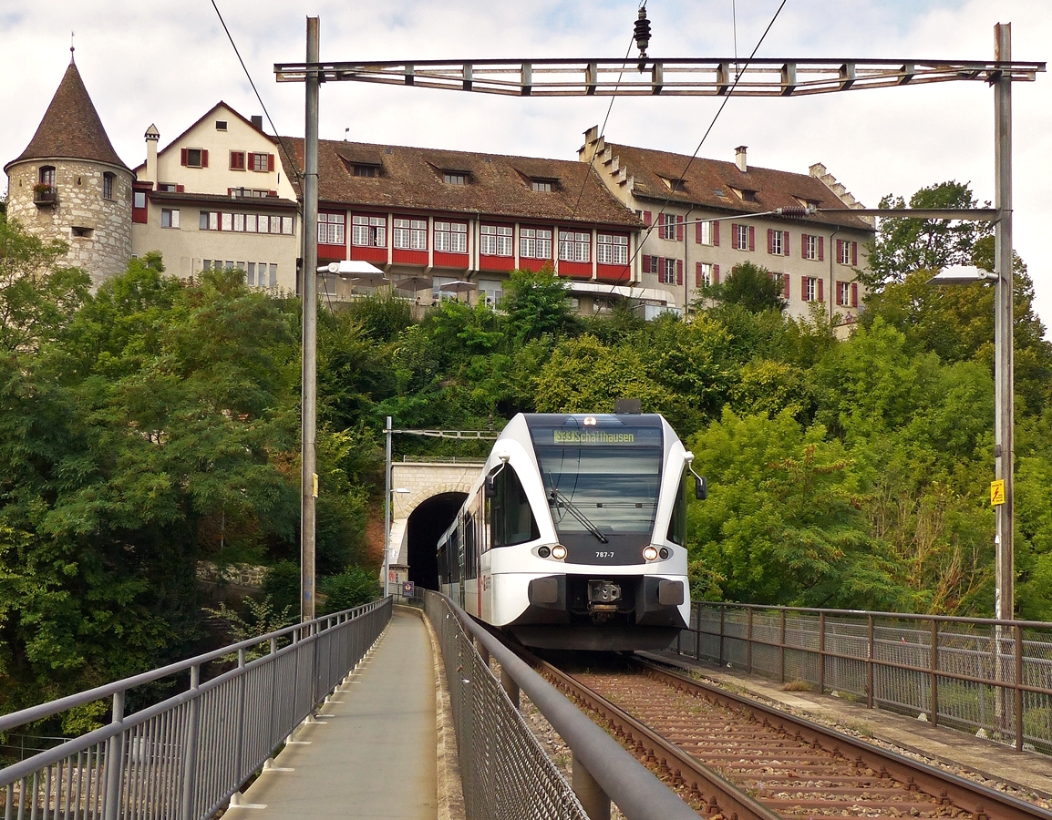 .THURBO Stadler GTW 2/6 (RABe 526) 787-7 hat den Tunnel unter dem Schloss Laufen verlassen und fhrt ber die Brcke am Rheinfall der Haltestelle Neuhausen entgegen.  06.09.2017 (Jeanny)