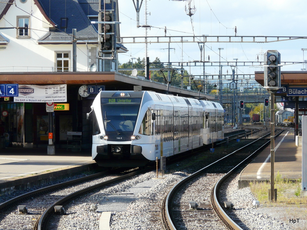 Thurbo - Triebzüge RABe 2/8 526 786-9 und RABe 2/6 526 ... im Bahnhof von Bülach am 17.10.2013