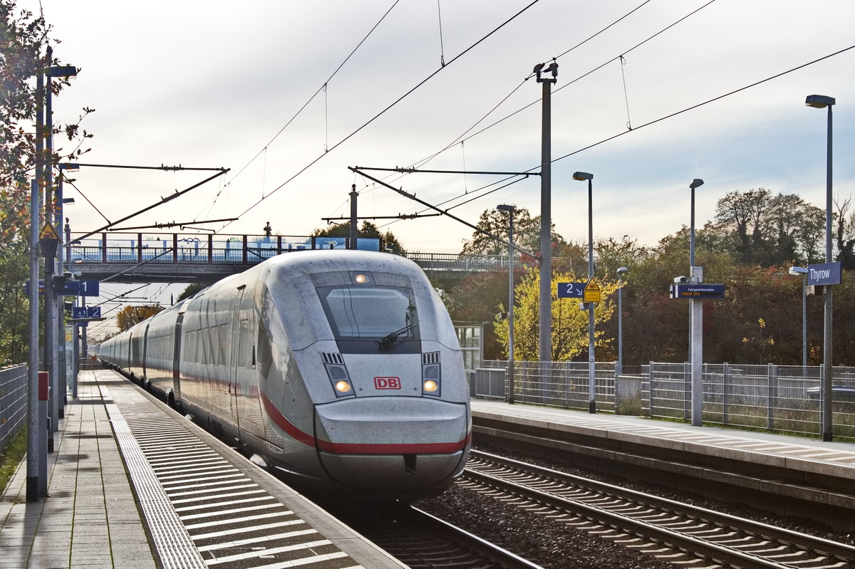 Thyrow am 03. November 2013, Durchfahrt eines ICE 4 auf der Bahnstrecke Berlin–Halle.