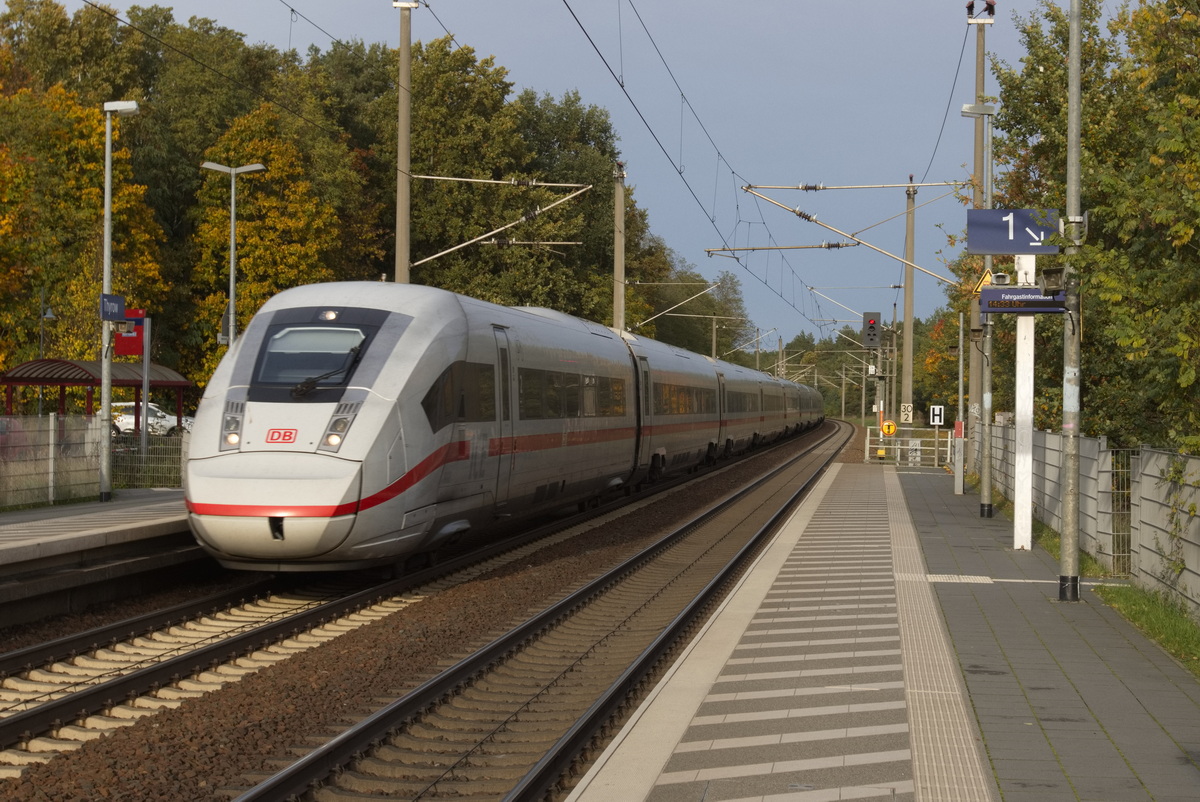 Thyrow am 03. November 2013, Durchfahrt eines ICE 4 auf der Bahnstrecke Berlin–Halle in Richtung Halle.