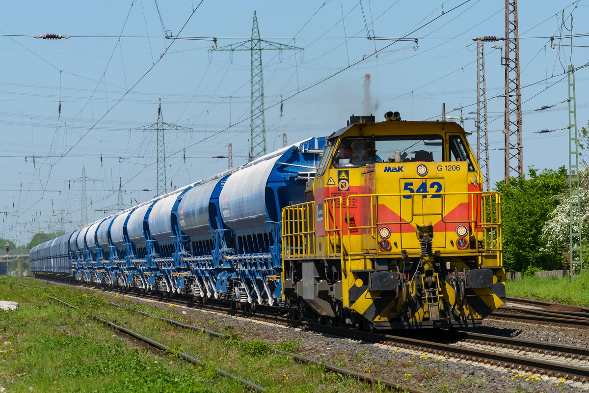 Thyssen Krupp Steel Europe Logistics 542 durchquert am 08.05.2016 mit ihrem Güterzug Ratingen-Lintorf.