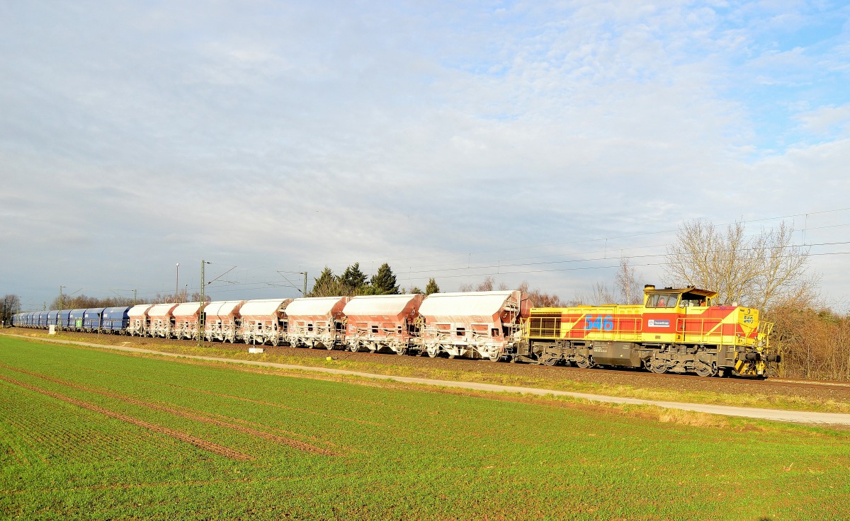 ThyssenKrupp Lok 546/1275 113-7 kommt hier mit einem ewiglangen Selbstentladerzug bei Kaarst vor meine Linse gefahren. 19.12.2015