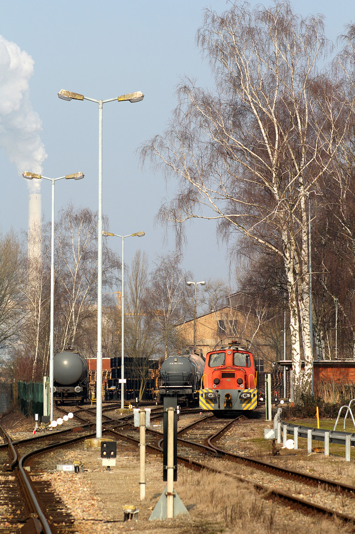 TIB Chemicals-Werklok (O&K 26749) // Mannheim; Hafen Rheinau (Aufgenommen von einem Fußgängerüberweg) // 8. Februar 2018