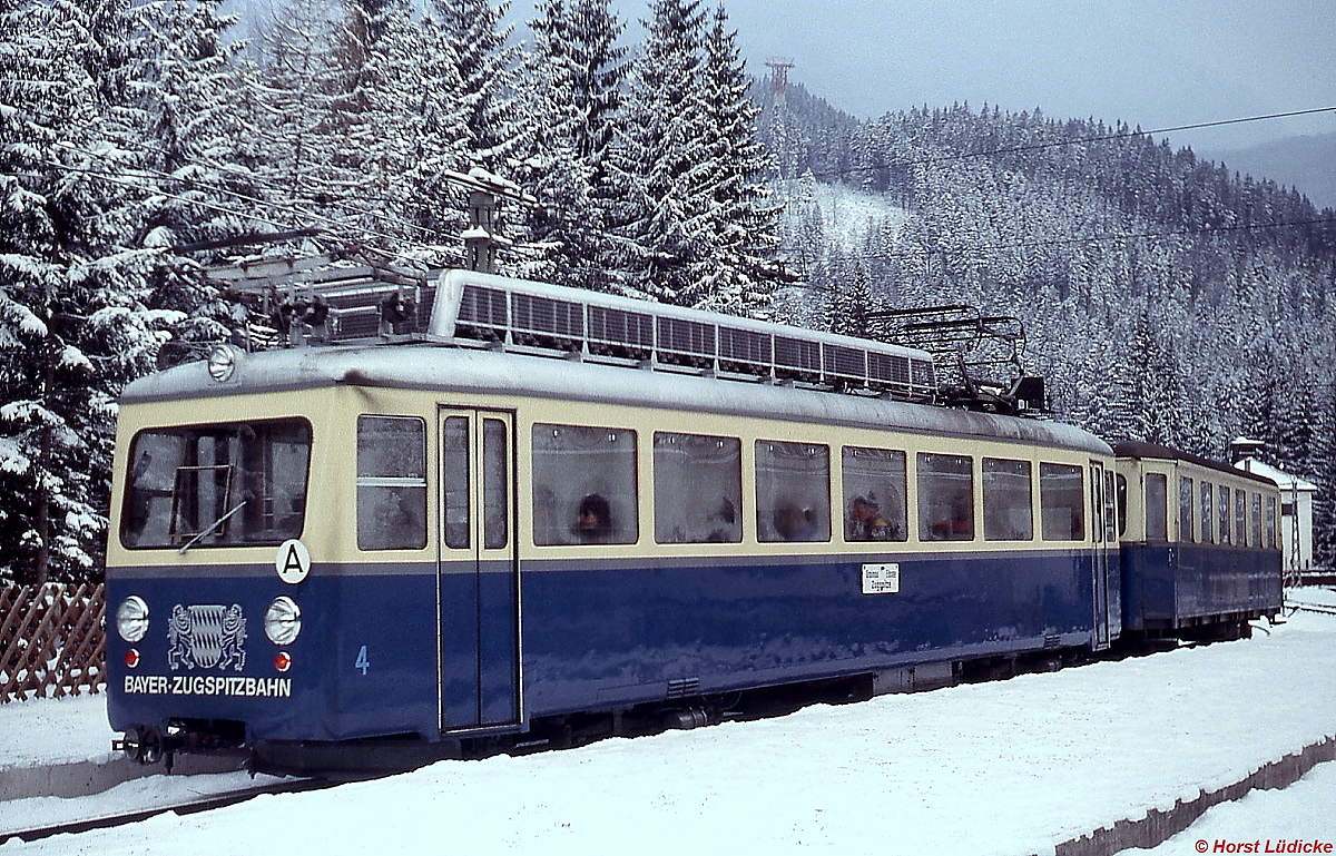 Tiebwagen 4 der Zugspitzbahn (MAN/AEG/SLM 1958/143475) Anfang Januar 1980 im Bahnhof Eibsee. Die beschlagenen Scheiben lassen erahnen, dass an diesem Tag die Aussentemperatur auch tagsüber im zweistelligen Minusbereich lag.