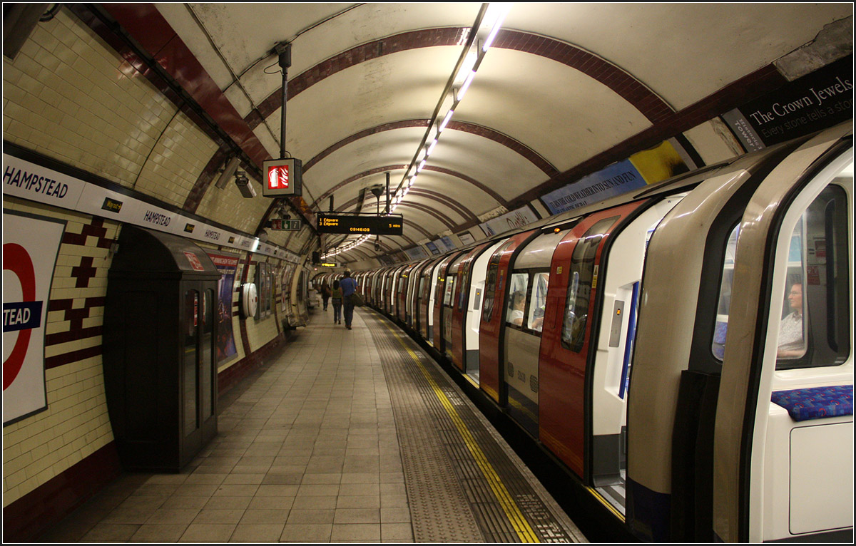 Tief im Berg -

Die Station Hampsted liegt 58,5 Meter tief unter den Hügeln im Norden von London. Damit die am tiefsten unter der Oberfläche liegende Station im Londoner Netz.

Beim Schließen der Türen müssen in Tube groß gewachsene Menschen auf ihre Köpfe achten.

27.06.2015 (M)
