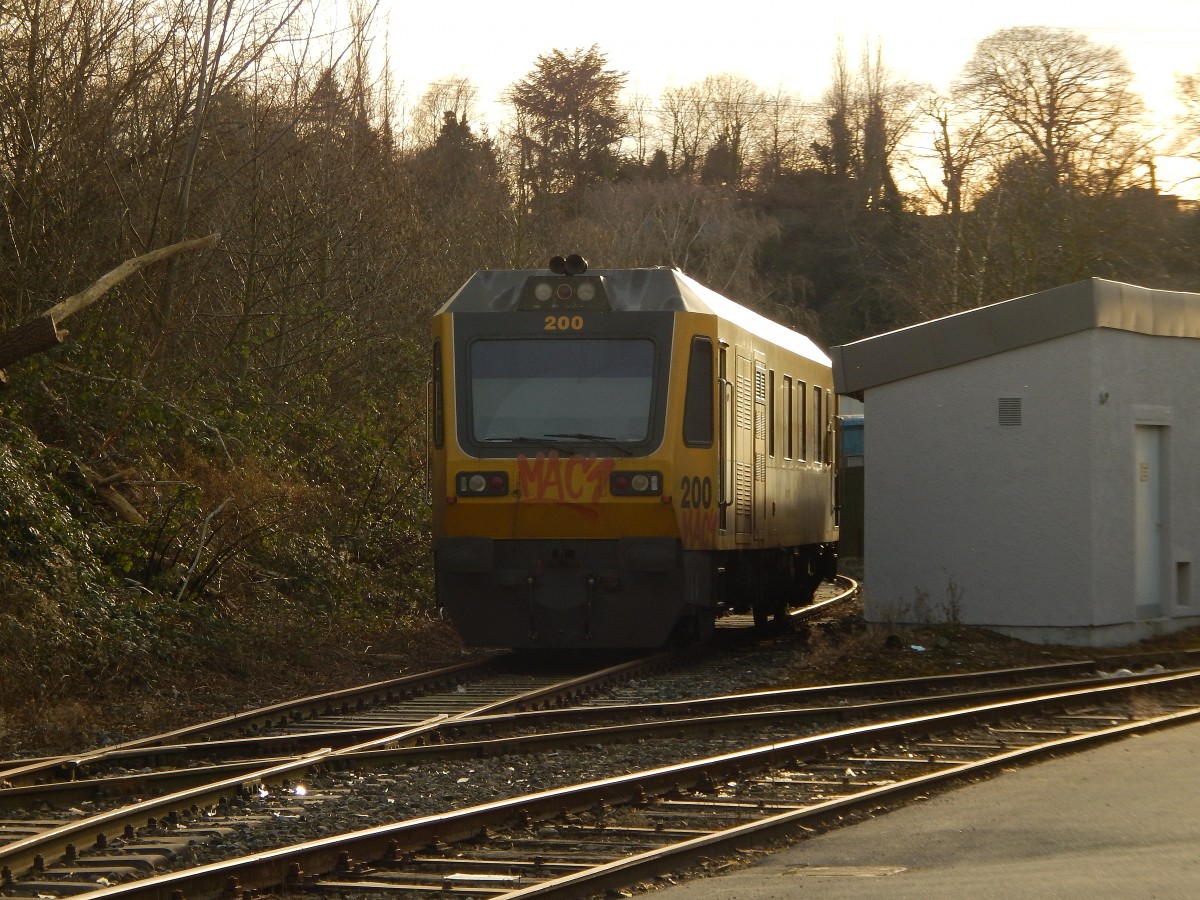 Tief in Hattingen versteckt an Ende einer Straße steht der Ultraschalluntersuchungszug Sperry 200 abgestellt.

Hattingen 08.03.2015