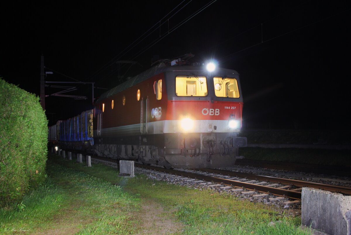 Tief in der Nacht am 5.4.2024 steht die 1144 207 im Bahnhof Küpfern und wartet mit einem Güterzug von Selzthal kommend auf die Weiterfahrt nach Wels Vbf.
