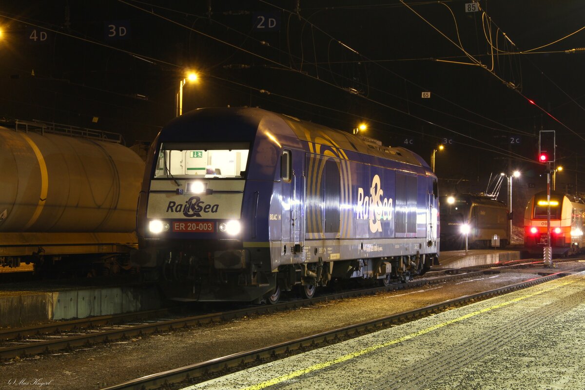 Tief in der Nacht des 16.1.2024 steht die ER20-003 (92 80 1223 003-5 D-BRLL) im Bahnhof Spielfeld-Straß und wartet auf die Ankunft eines Güterzuges aus Graz.
Diesen wird die knapp 3000 PS starke Siemens-Lok weiter in Richtung Ljubljana bringen.