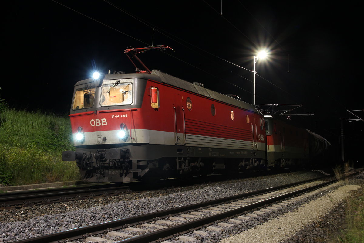 Tief in der Nacht des 1.7.2020 steht das 1144-Pärchen 1144 095 und 1144 204 mit dem RID57709 in Semmering Unterwerk und warten auf das losknüpfen des Nachschiebetriebfahrzeug um dann die Fahrt nach Graz Vbf fortzusetzen.