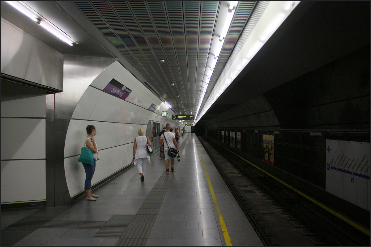 Tief unter dem Donaukanal -

Die beiden Bahnsteigröhren der U2-Station schräg unter dem Donaukanal wurden bergmännisch erstellt. Die Architektur der gesamten U2-Verlängerung ist weniger farbenfroh als bei früheren Ausbaustufen der Wiener U-Bahn. Vorherrschend sind Grautöne.

03.06.2015 (M) 