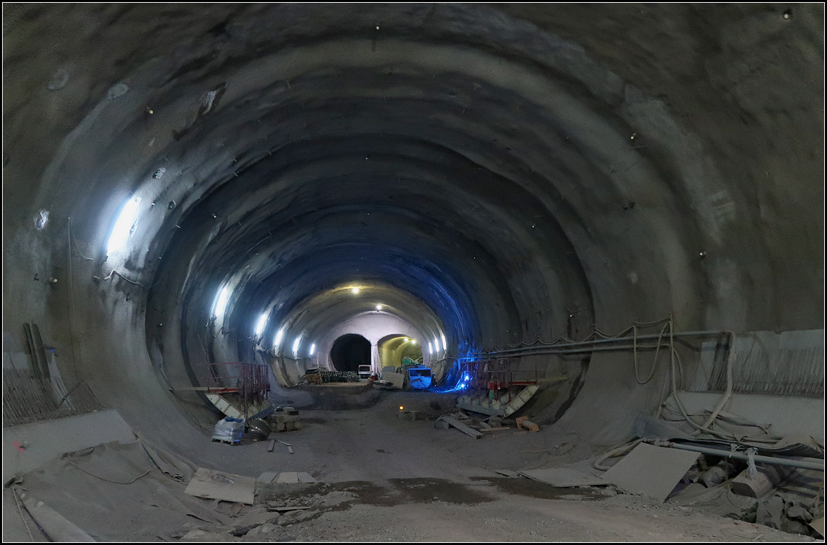 Tief unter dem Kriegsberg -

teilt sich der Tunnel in die Röhren nach Feuerbach (links) und Bad Cannstatt (rechts). Ein Großteil dieser Tunnelröhren ist schon aufgefahren. Die rechte Röhre ist schon durchgehend bis unter den Rosensteinpark vorhanden. Im Gegensatz zum Fildertunnel, der gebohrt wird, werden diese Tunnels in Spritzbetonbauweise aufgefahren.

Tage der offenen Baustelle, 05.01.2018 (M)