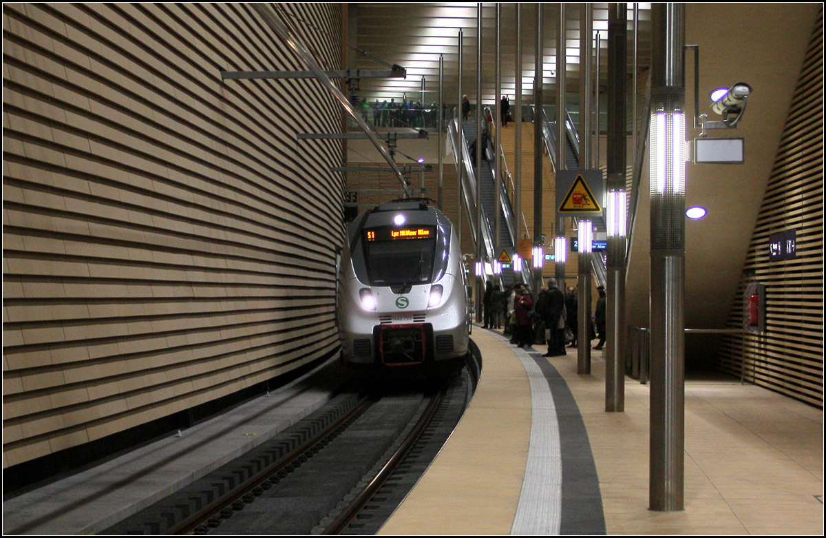 Tief unter dem Leipziger Markt - hält ein Talent-2-Zug der Linie S1 in ockerfarbenen Halle.

01.02.2014 (M)