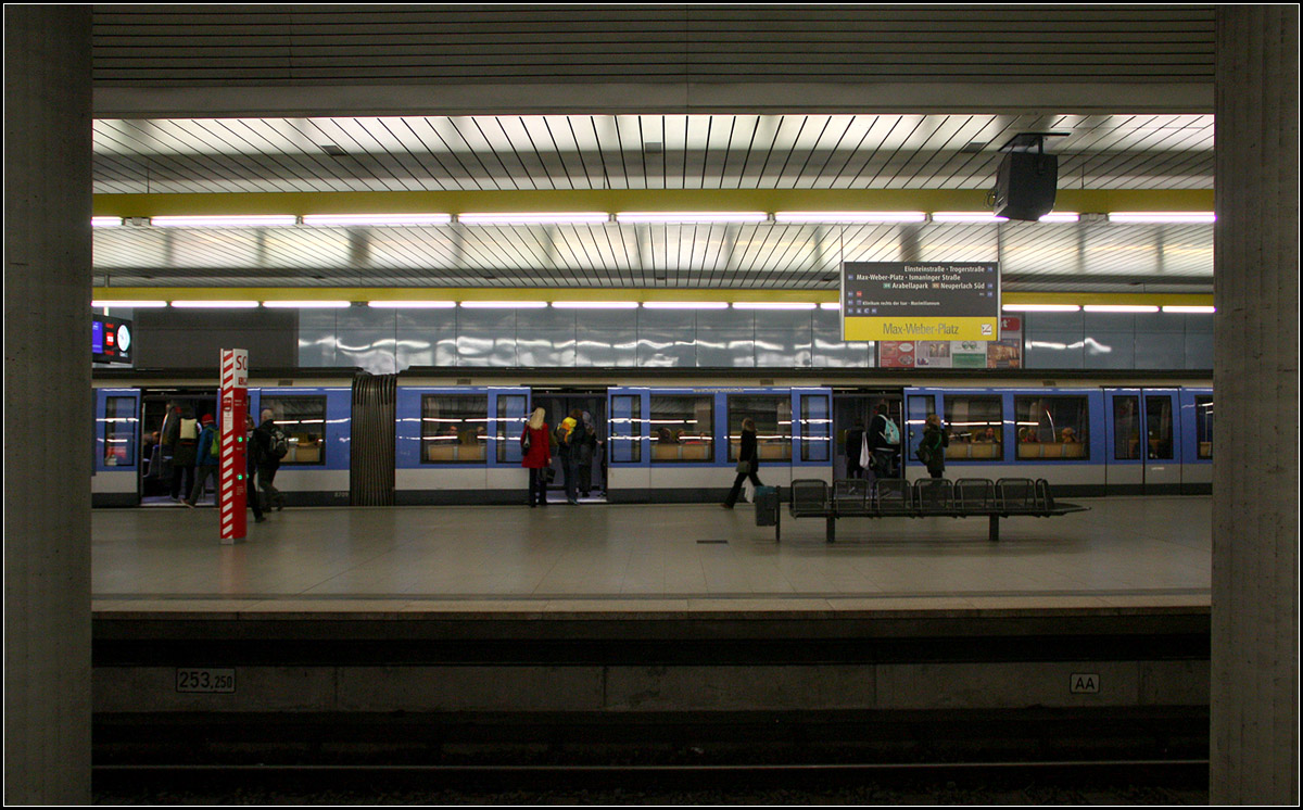 Tief unter dem Max-Weber-Platz -

Die dreigleisige Verzweigungstation der Münchener Linie U4 und U5.

16.03.2015 (M)