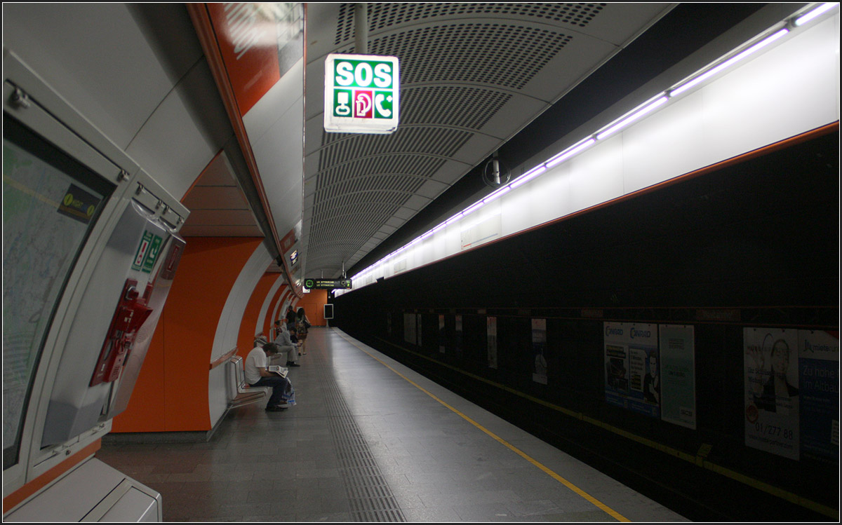 Tief unter dem Westbahnhof -

Blick in einer der beiden Bahnsteigröhren der Station Westbahnhof der U3. Die Gleisbereiche der Stationen liegen im dunklen, außerhalb des mit Verkleidungen versehenen hellen Bereiches der Bahnsteige. Eine Gestaltungsabsicht, die auch in ähnlicher Form bei den meisten Stationen der ersten Baustufe verwirklicht wurde. 

05.06.2015 (M)