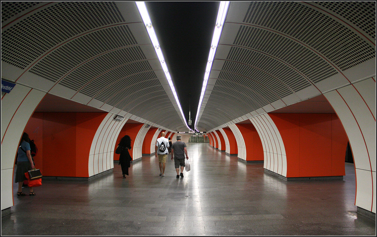 Tief unter dem Wiener Westbahnhof -

Der U-Bahnhof Westbahnhof wurde bergmännisch in der NÖT-Bauweise erstellt. Hier ein Blick in die mittlere der drei parallelen Röhren. Die Linie U3 war Teil der zweiten Ausbaustufe der Wiener U-Bahn, der Abschnitt Volkstheater - Westbahnhof ging am 4. September 1993 in Betrieb. 

05.06.2015 (M)