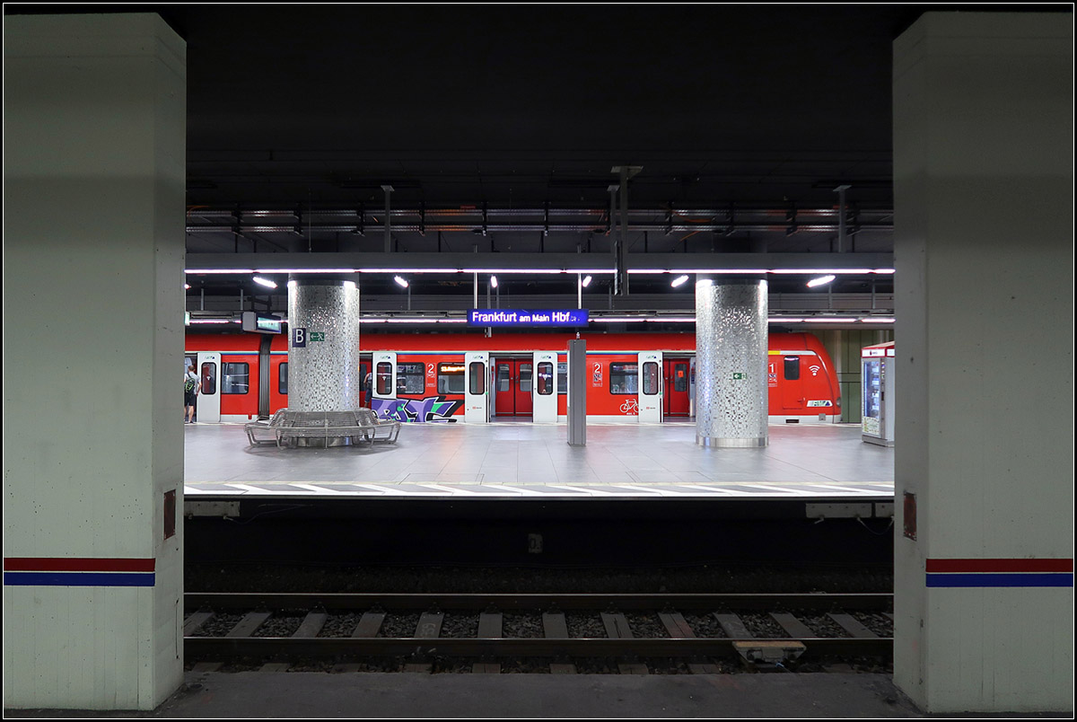 Tief unter der Erde -

... tragen massive Stützen die Last. Die S-Bahnebene im Hauptbahnhof von Frankfurt am Main.

27..07.2019 (M)