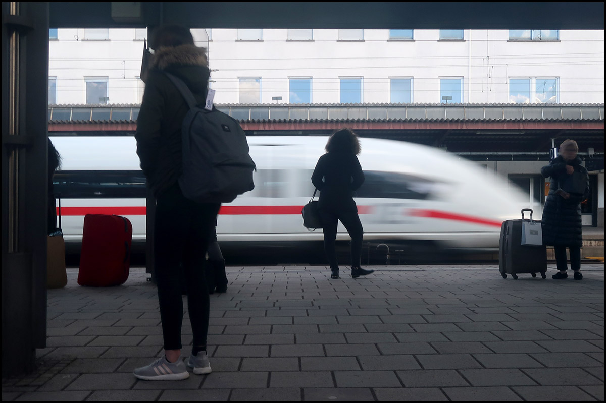 Tiefe Position - 

Durch die Tieflage der unteren Fahrgastebene im Doppelstockwagen ergibt sich eine besondere Perspektive auf den Bahnsteig.

Abfahrt eines Velaro D-Zuges im Ulmer Hauptbahnhof.

12.02.2018 (M)