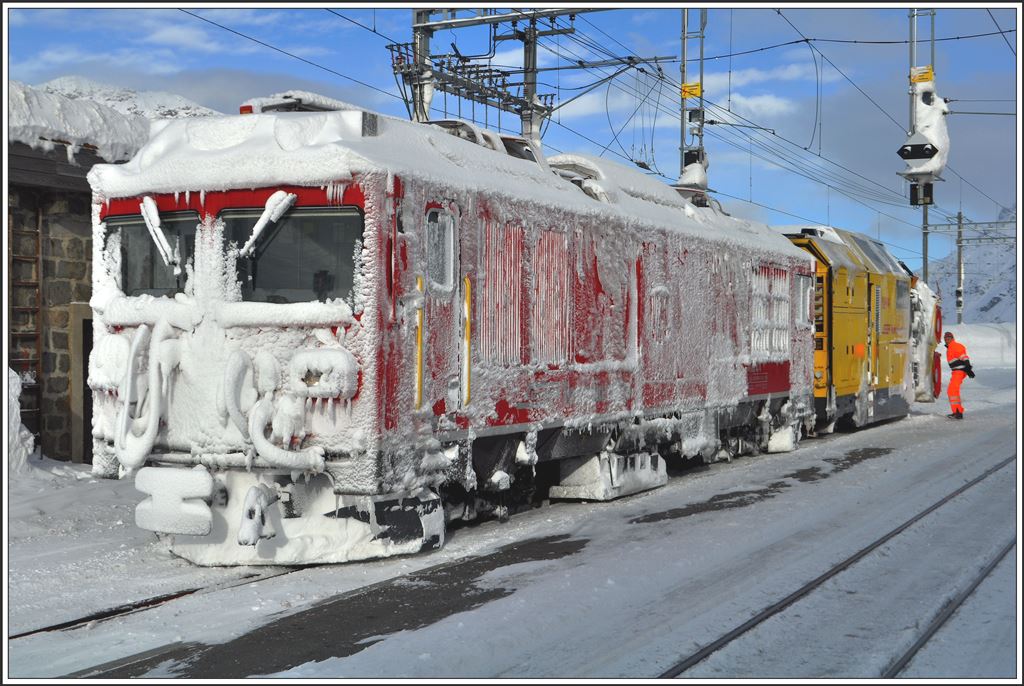 Tiefgefroren gehts zur wohlverdienten Kaffeepause bei Clarissa im Restaurante Stazione Ospizio Bernina. (22.02.2014)