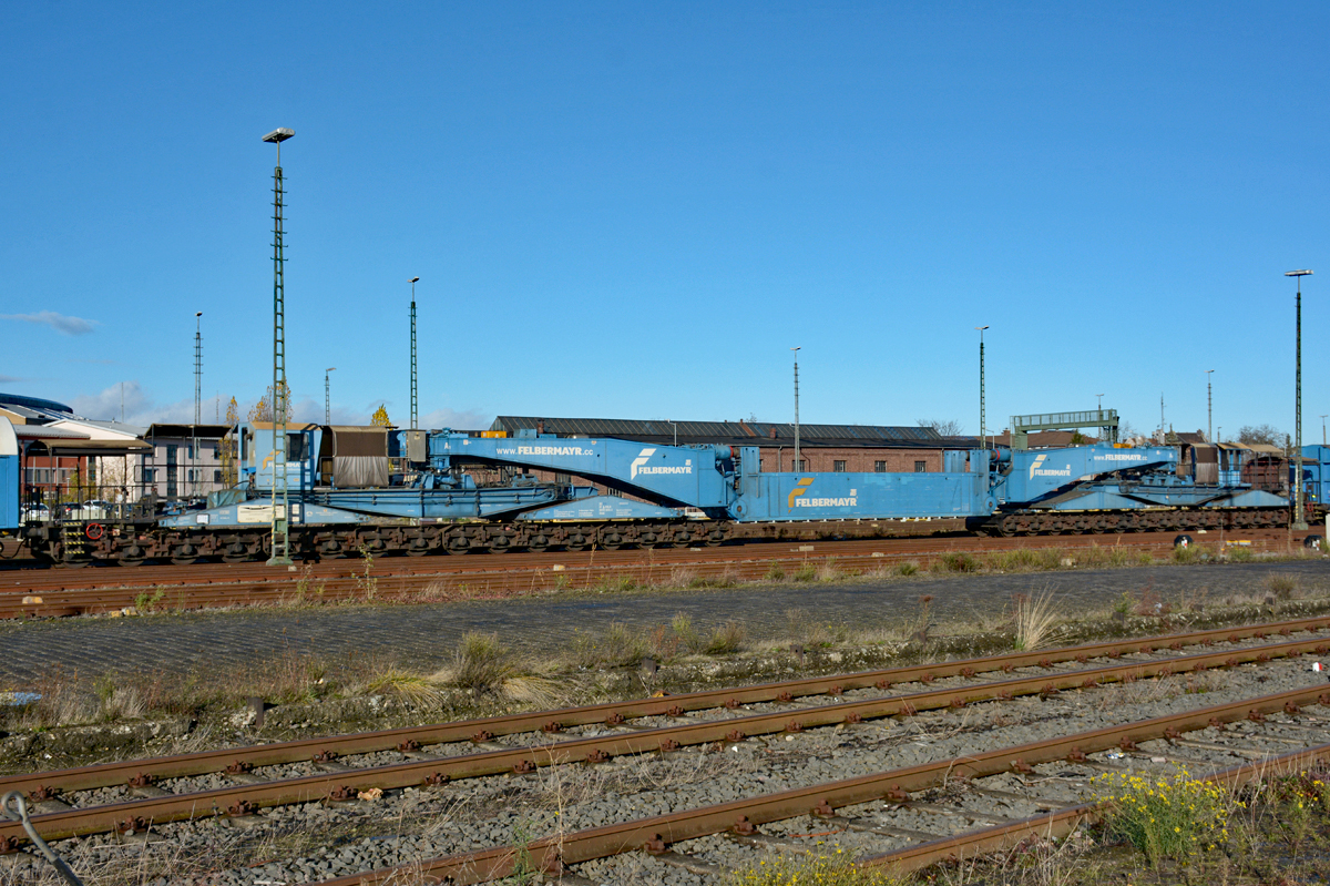 Tieflader-Spezial-Waggon (Tragschnabelwagen) mit 32 Achsen der Firma Felbermayr aus Österreich im Bf Euskirchen - 18.11.2016