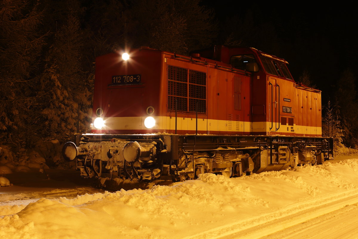 tiefster Winter in Zwotental auf Gleis 2, mit der 112 708 der METG. Aufgenommen am 09.01.2017