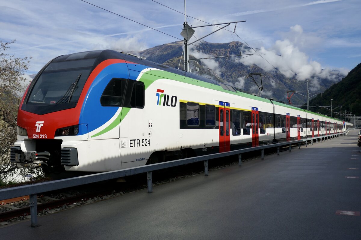 Tilo Flirt 3 TSI RABe 524 313 am 22.10.22 beim Bahnhof Bellinzona abgestellt.