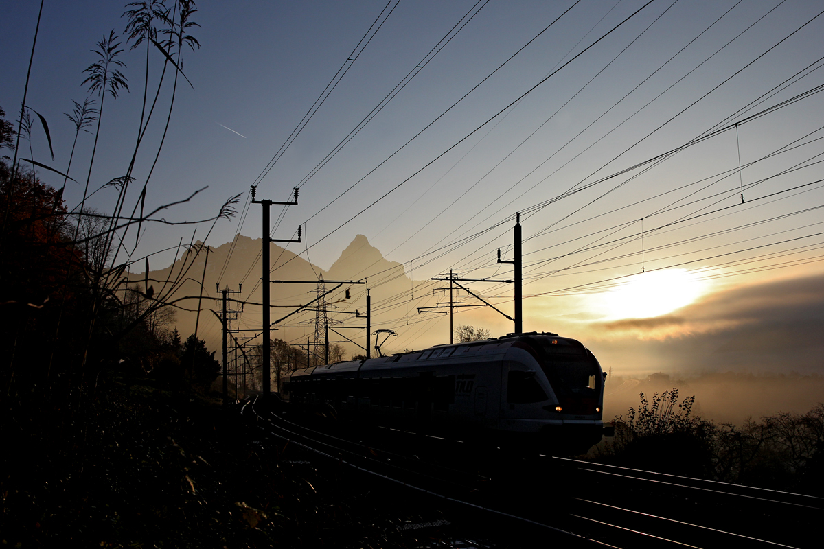 TILO Flirt ETR 524 014 bei Sonnenaufgang in Steinerberg.Bild vom 22.11.2014