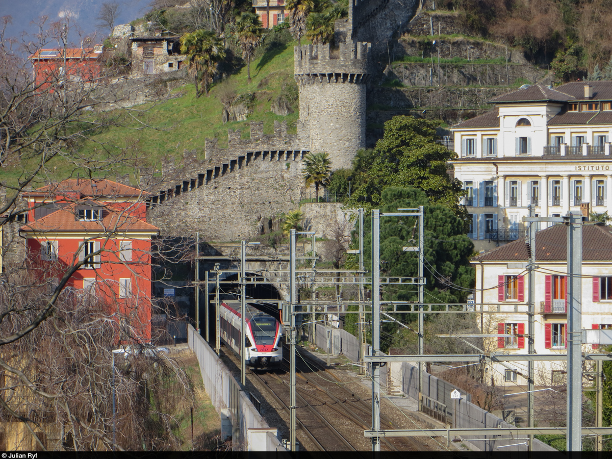 TILO FLIRT RABe 524 001 fährt am 16. März 2013 in den Tunnel unter dem Castello di Montebello in Bellinzona ein. Die bessere Fotostelle neben den Gleisen ist durch die Lärmschutzwand leider nicht mehr zugänglich.