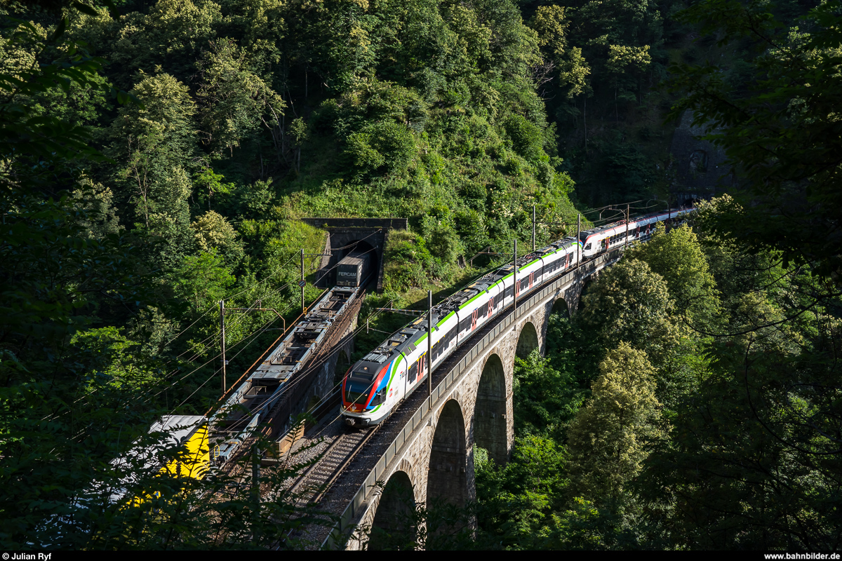 TILO FLIRT RABe 524 013 als S10 Chiasso - Bellinzona und ein südwärts fahrender UKV-Zug am 19. Juni 2020 auf dem Piantorino-Viadukt an der Ceneri-Nordrampe.
